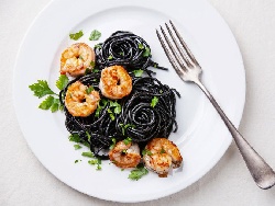 Черни спагети с мастило / масло от сепия, скариди, бяло вино и пармезан - снимка на рецептата